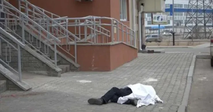 Kişi evin damından yıxılıb öldü BAKIDA FACİƏ