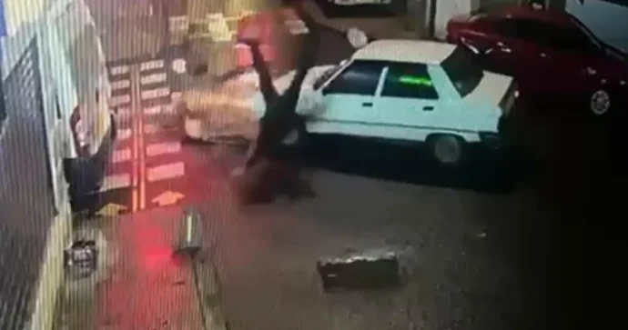 Yolayrıcında motosikleti vuran “Renault” sürücüsü hadisə yerindən qaçdı VİDEO