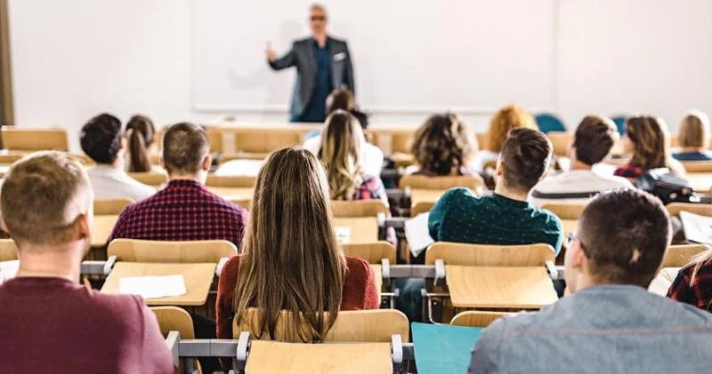 Növbədə universitetlərdir: “Əli əsərək mühazirə deyən 80 yaşlı müəllimin dövrü bitir”