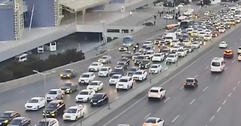 На шестнадцати бакинских дорогах заторы: СПИСОК