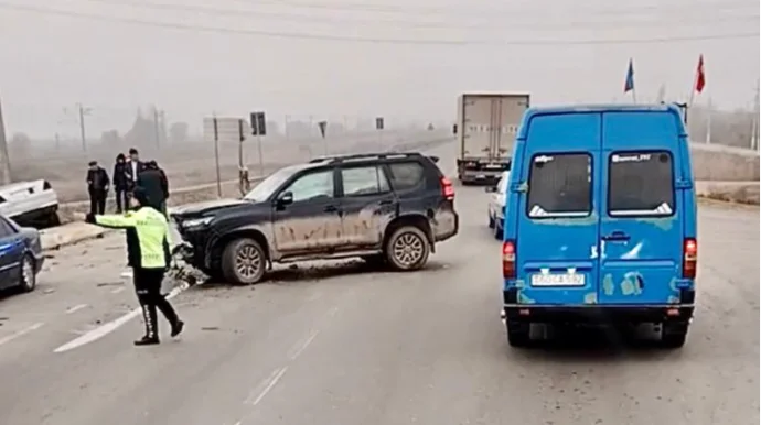 Sabirabadda “Prado” ilə toqquşan “Mercedes” yol kənarına düşdü VİDEO