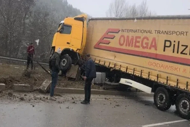 Azərbaycanlı sürücü qəza törətdi, yol bağlandı