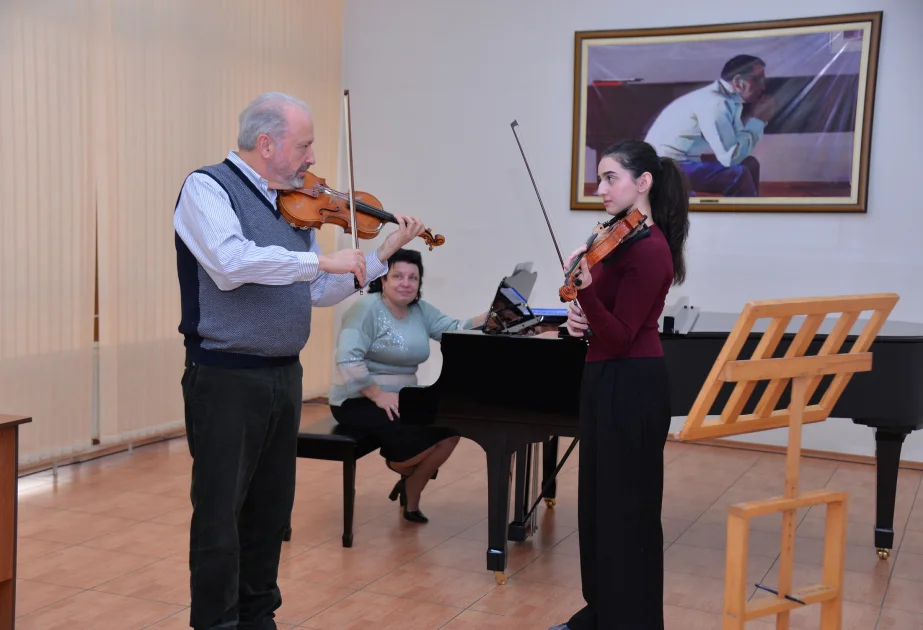 Dirijor və skripka ifaçısı Dmitri Sitkovetski Bakı Musiqi Akademiyasının tələbələrinə ustad dərsləri keçib