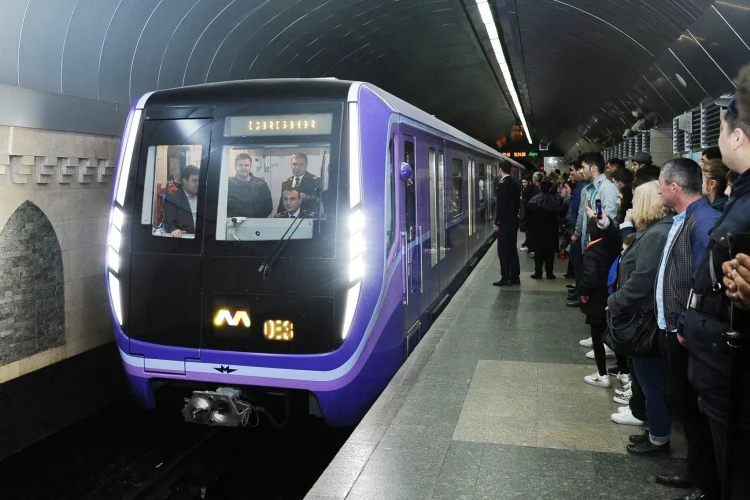 Bakı metrosunda maliyyə oyunu: çanaq yenə vətəndaşın başında çatlayır