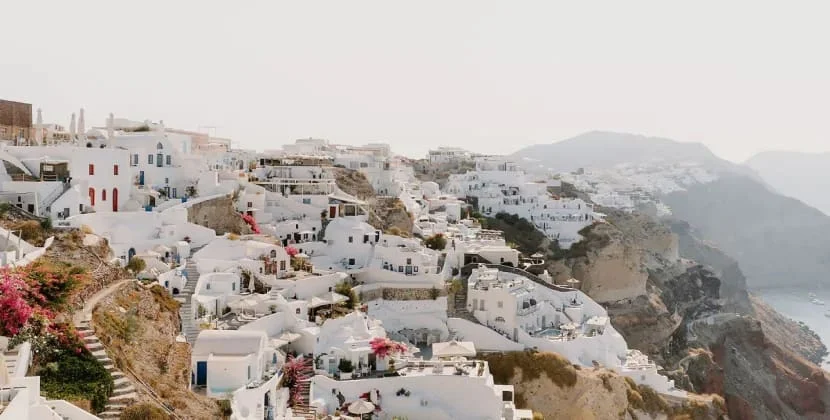 Turistlər Yunanıstanı çaxnaşma içində tərk edirlər