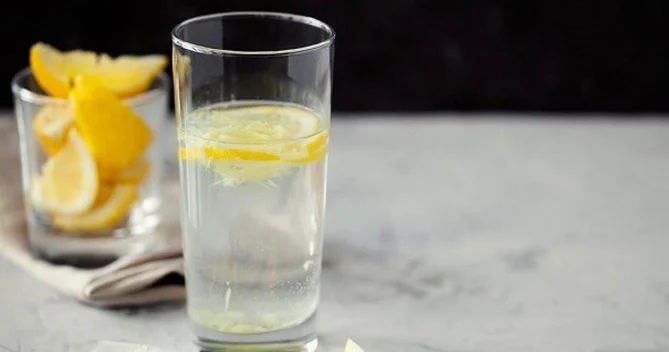 Səhər acqarına limonlu su içmək faydalıdır? CAVAB