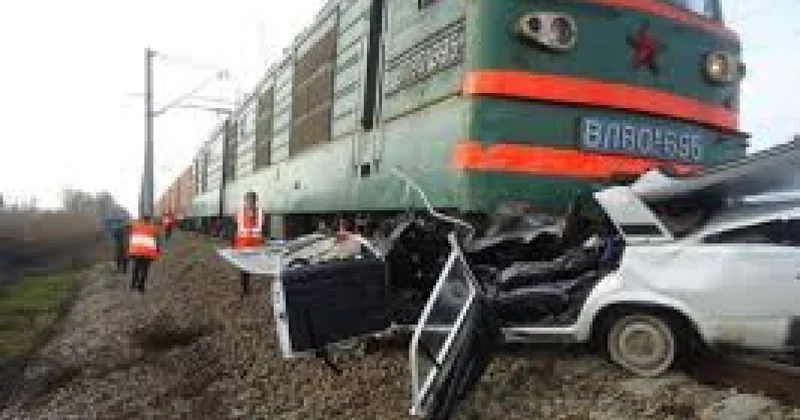 Xaçmazda qatarla maşın toqquşdu Sürücü öldü
