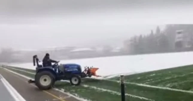 Şamaxı şəhər stadionu qardan təmizlənir Bu gün “Qarabağ”la oyun olacaq VİDEO
