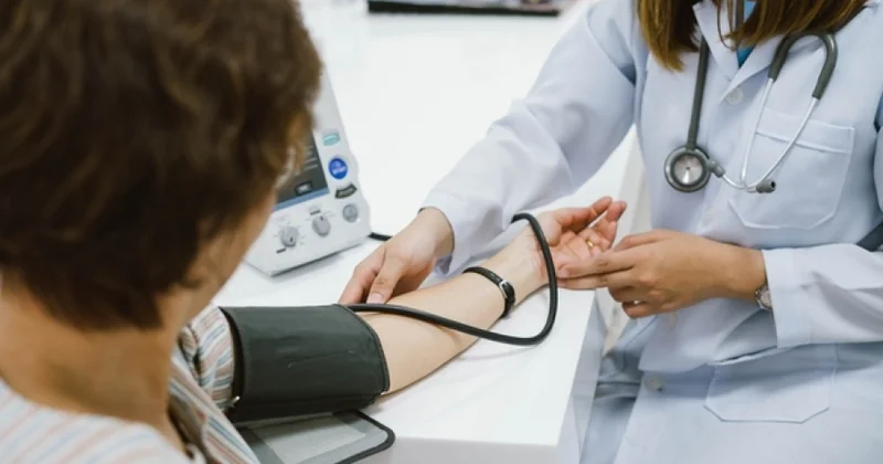 Kardioloq hipertoniyadan əziyyət çəkənlərə təzyiqə nəzarət etməyi tövsiyə edib