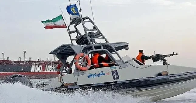 İran Fars körfəzində 2 tankerə basqın etdi 15 xarici ekipaj üzvü saxlanıldı