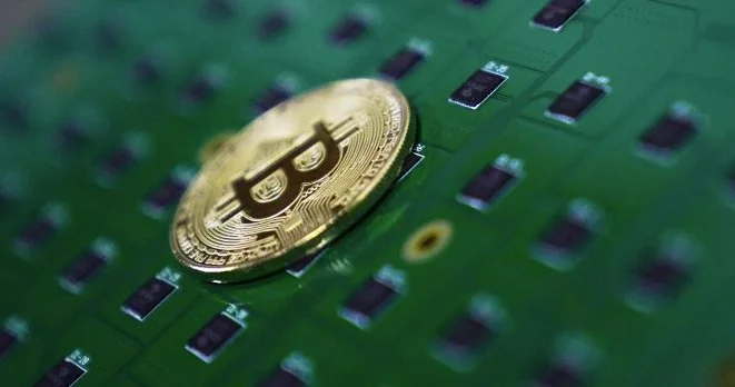 Биткойн стремительно дешевеет после назначения Кевина Уорша главой ФРС