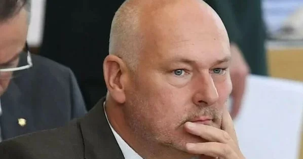 Alman deputat belaruslu siyasi məhbuslara soğan əkdirirmiş