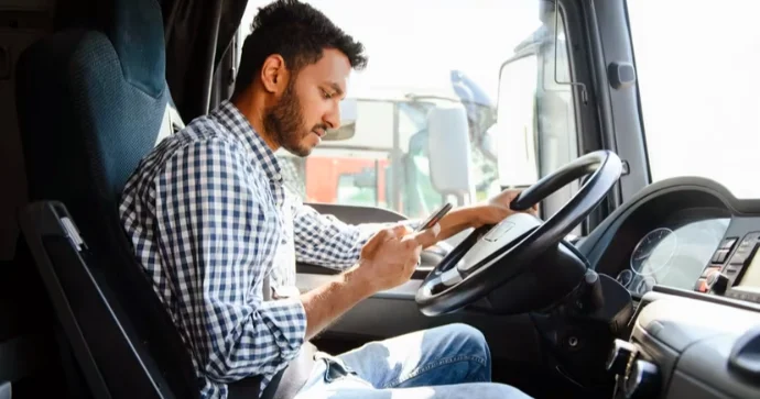 Sürücülərə telefon qadağası var, amma... Özləri tənzimləməlidir