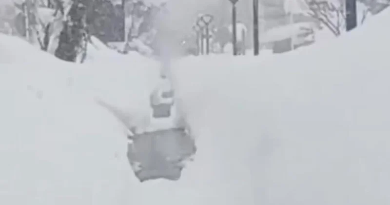 Японию накрыли рекордные снегопады ВИДЕО