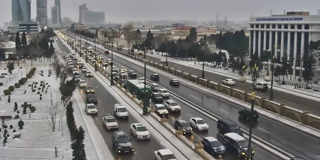 Пробки на ряде улиц и проспектов в Баку