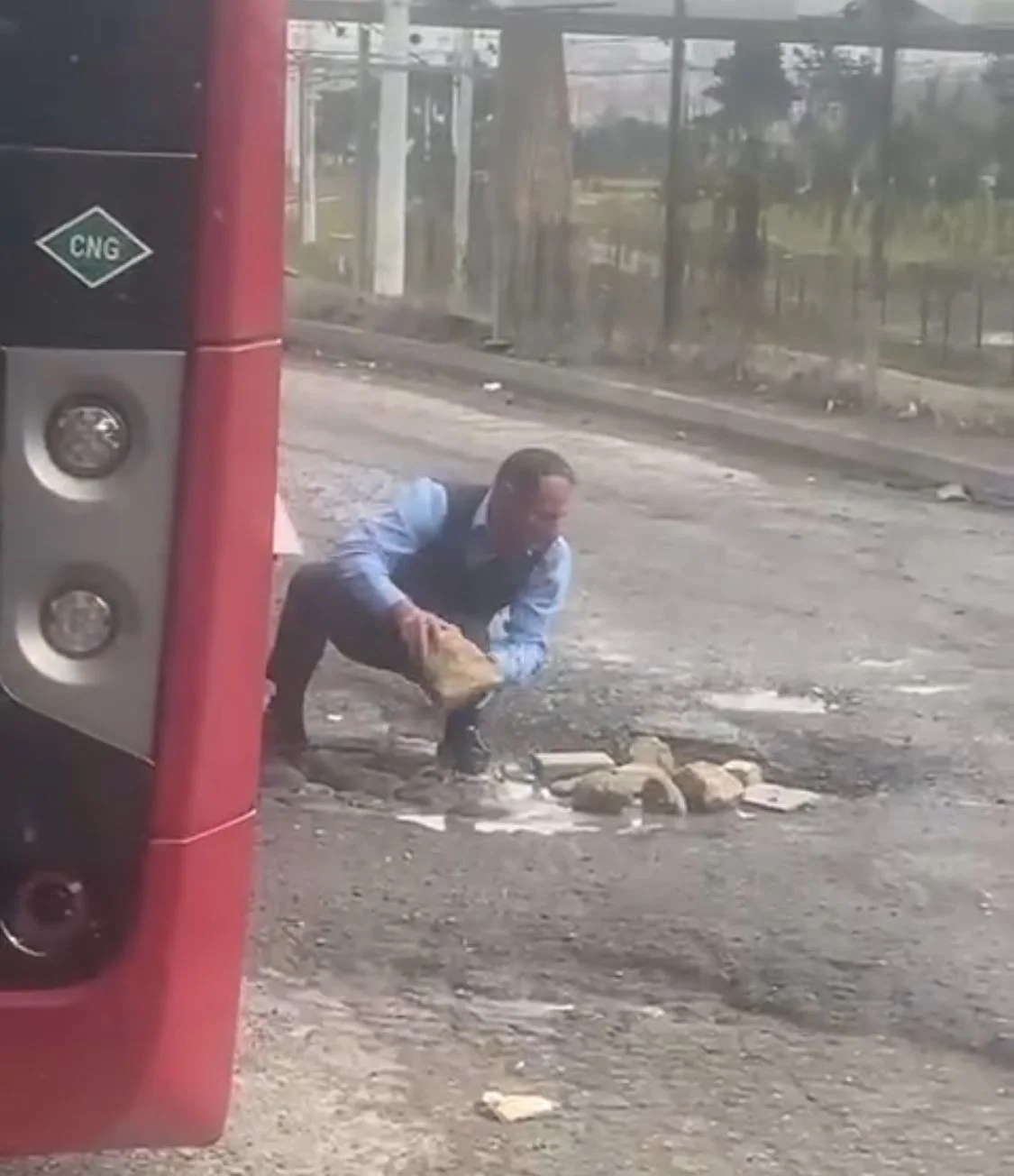 Bakıda sürücü daş daşıyıb yolu özü düzəldir VİDEO