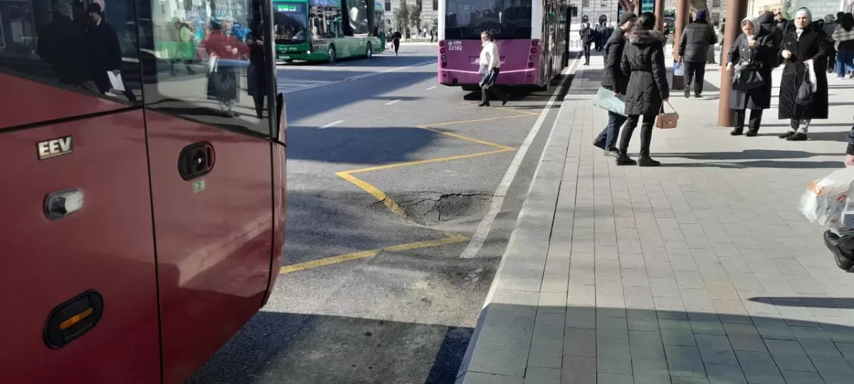 Новая дорога в центре Баку проваливается на глазах ФОТОФАКТ