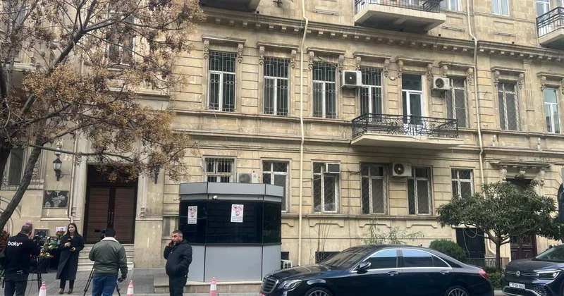 İran səfirliyi jurnalistlərin suallarını cavablandırmadı FOTO