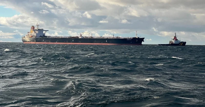Tanker zədələnib, neft suya tökülür