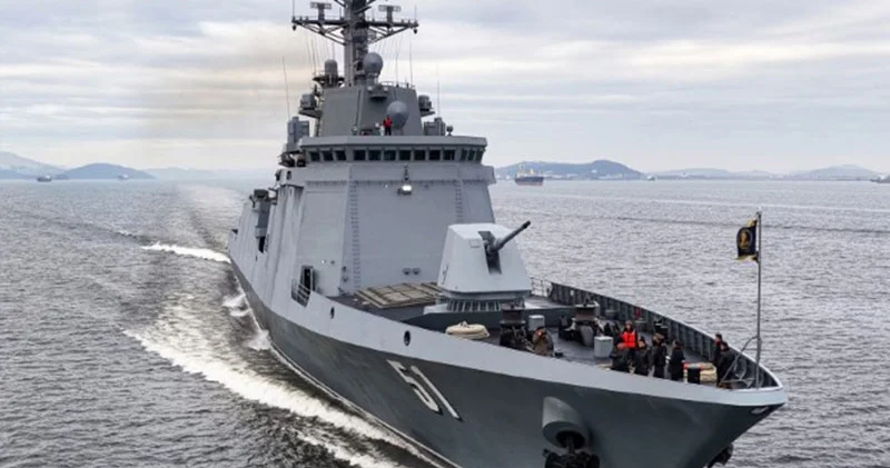 Şimali Koreya Choe Hyon döyüş gəmisində raket sınağı həyata keçirdi