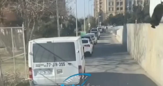 Dar yolda parklanan maşınlar hərəkətə mane oldu; sürücü şikayət etdi VİDEO