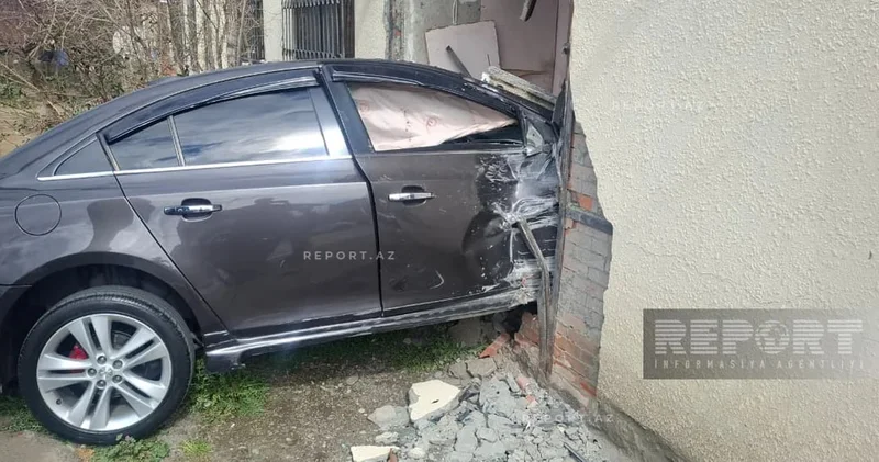 Gəncədə avtomobil mənzilə çırpıldı FOTO
