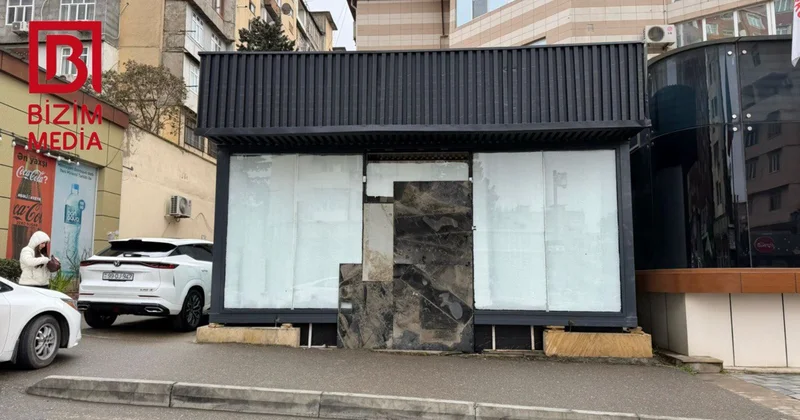 Xətaidə gecə ilə obyekt tikib, piyada səkisini zəbt etdilər FOTOFAKT
