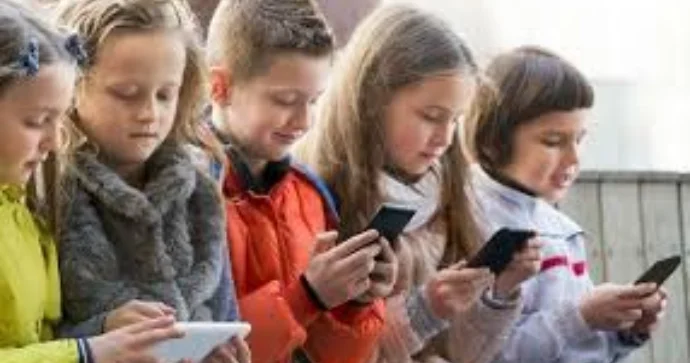 Uşaqlara telefondan istifadəni tamamilə qadağan etmək nəyə səbəb ola bilər? Ekspert RƏYİ