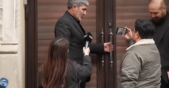 İran səfirliyinin əməkdaşı suallara cavab vermir, amma üzündə təbəssüm var