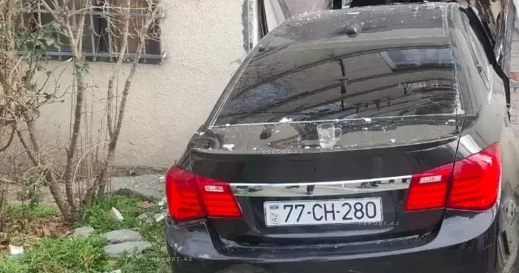 В Гяндже автомобиль врезался в квартиру жилого дома