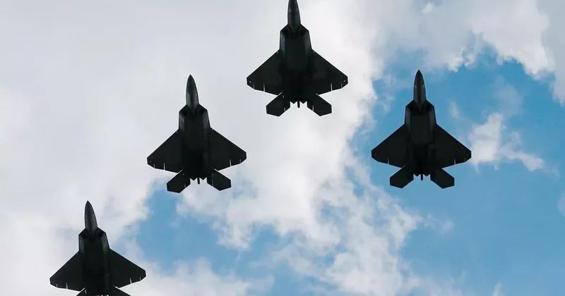 США направили на Ближний Восток дополнительную эскадрилью F 22