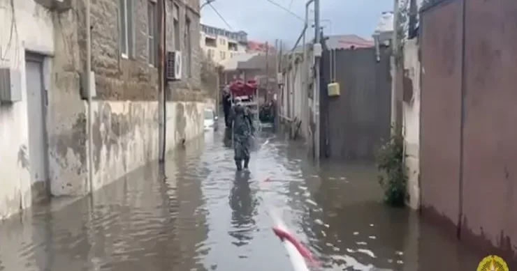 FHN: Keşlə qəsəbəsində ümumilikdə 58 nəfər vətəndaş təxliyə edildi VİDEO
