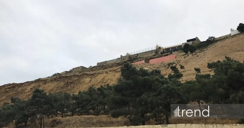 В Баку из за угрозы оползня временно закрыли автодорогу