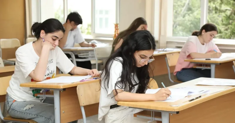 Buraxılış imtahanı keçirilib, 4 şagirddə telefon aşkarlanıb