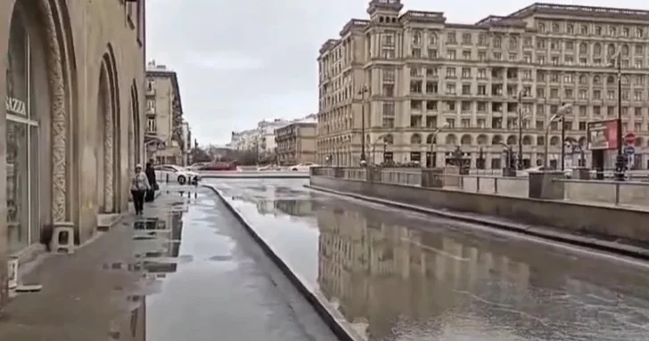 После сильных дождей в Баку ведутся работы по отводу воды