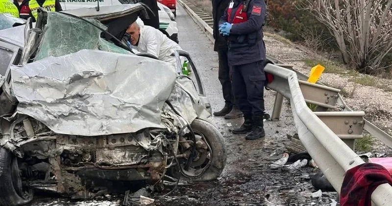 При лобовом столкновении двух автомобилей в Турции погибли четыре человека
