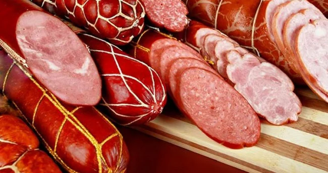 Araşdırmalar göstərir ki, kolbasa və sosis kimi emal edilmiş qidalar sağlamlıq üçün təhlükəlidir Video