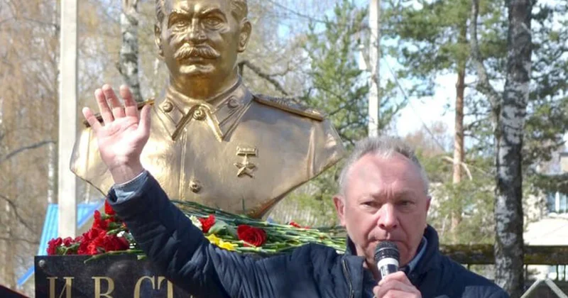 Stalin Leninlə qonşu oldu FOTO