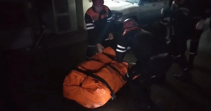 Нанес себе травы и намеревался сброситься с шестого этажа: попытка самоубийства в Хырдалане