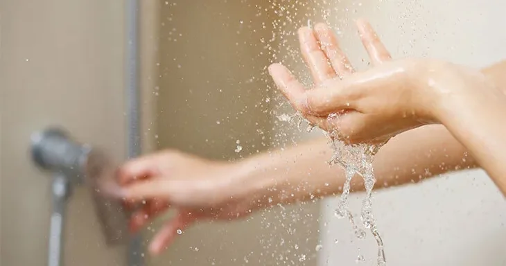 Duş üçün ideal vaxt yatmazdan bir saat əvvəldir Həkimdən tövsiyə