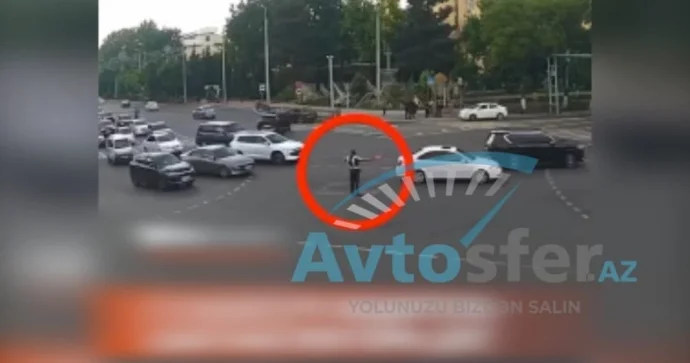 Sürücü “Chevrolet”lə prospektdəki kəsişmədə yol polisini vurdu VİDEO