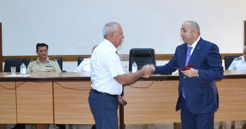 77 yaşlı sabiq rəis elektron qolbaqda gəzəcək