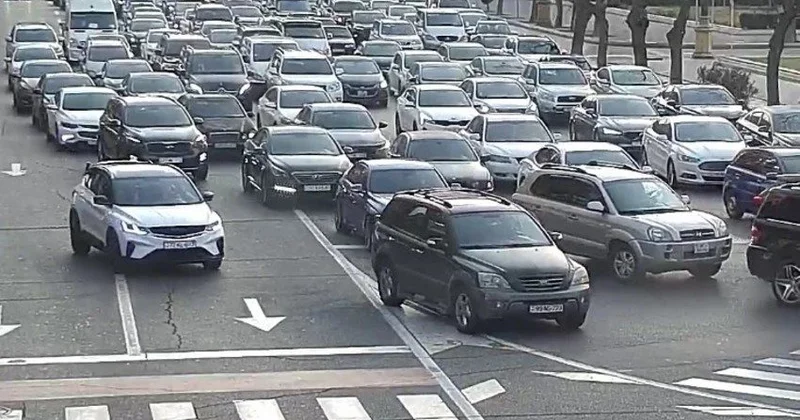 Bakının yollarında tıxac müşahidə edilir SİYAHI