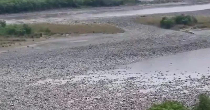 Резко упал уровень воды в реке, перекрытой Индией
