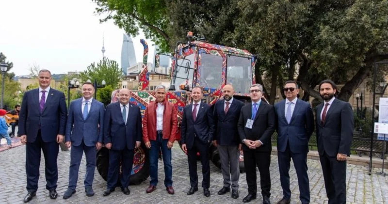 Gəncənin xüsusi bəzədilən traktoru sərgidə maraqla qarşılandı