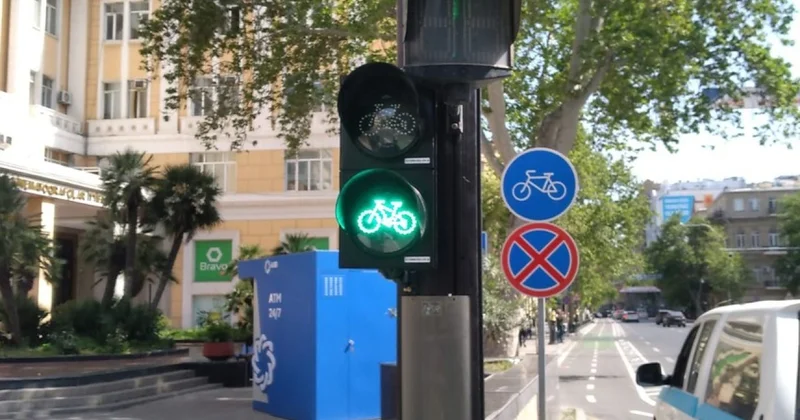 Svetoforlara 53 ədəd velosiped bölmələri quraşdırıldı