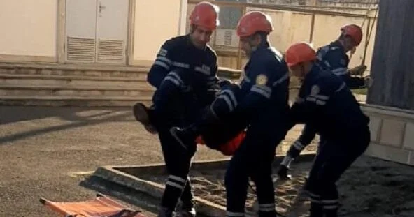 Özünə xəsarət yetirdi, binadan atmaq istədi... Video