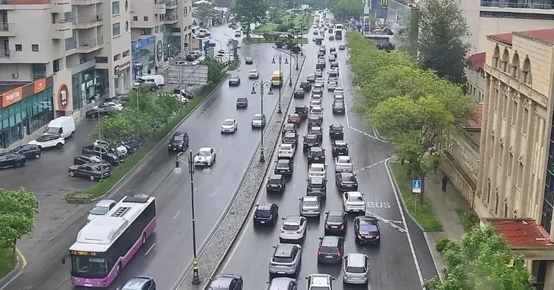 В Баку на ряде улиц и проспектов затруднено движение транспорта