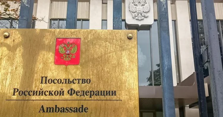В Швейцарии оштрафовали юриста, плюнувшего на табличку посольства России
