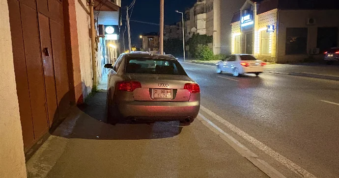 Yolun kənarı boş olsa da, maşını səkidə park etdi 90 TL 740 FOTO